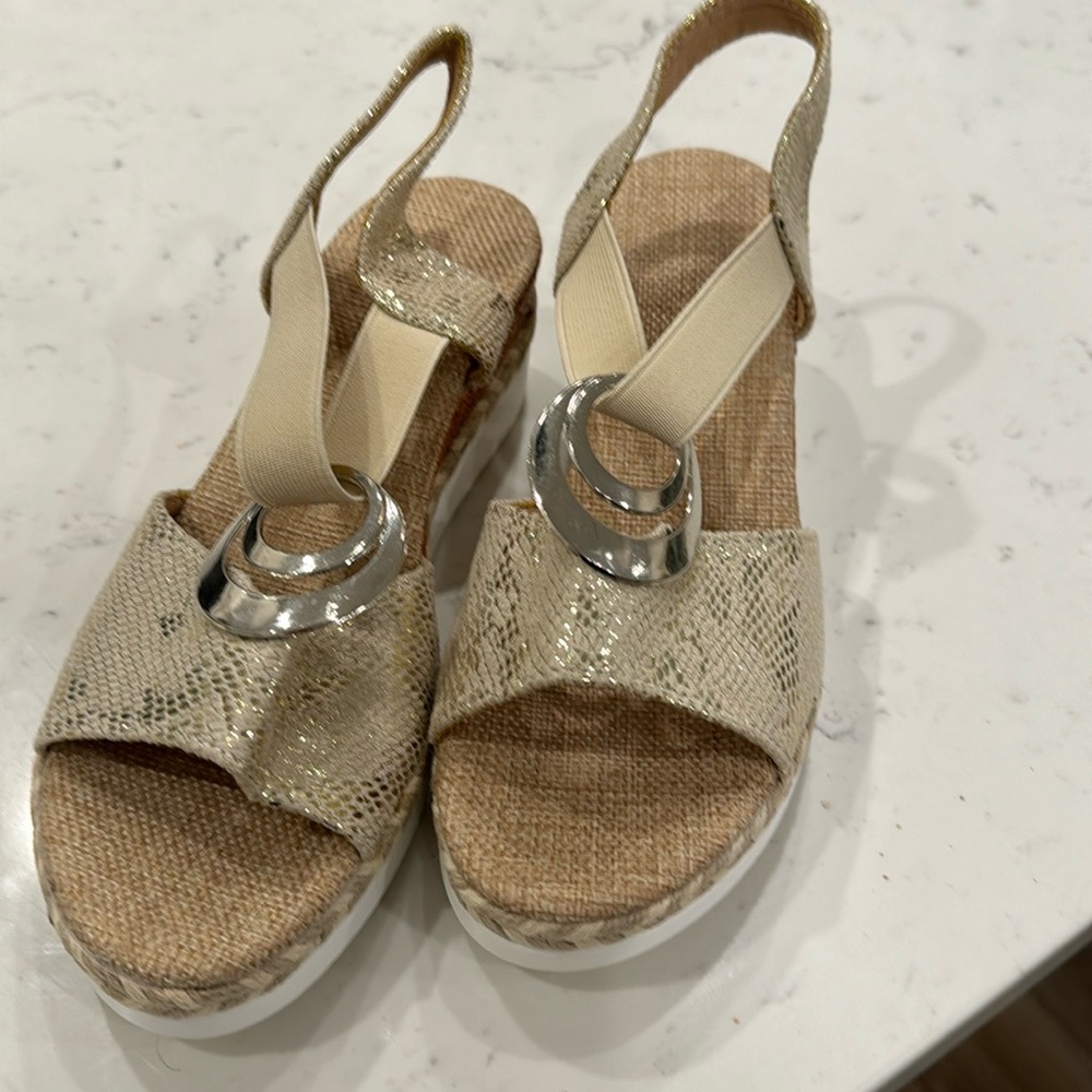 Brand New sparkling gold sandals!